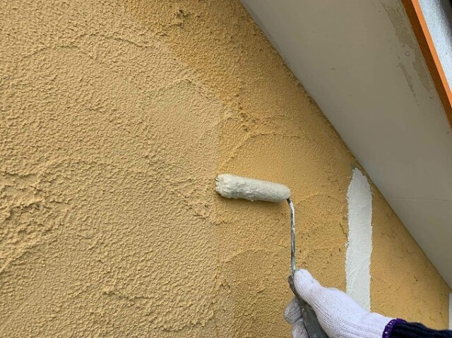 スタッコ壁　下塗り塗装<br />
<br />
外壁には、高付着浸透形カチオン系下塗り材を施工します。<br />
非常に小さい粒子により構成された樹脂であることから、基材や旧塗膜の奥深く浸透して、アンカー効果を発揮し、接着面の強化や上塗り塗材との付着性を高めます。